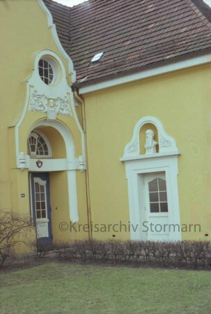 Waldstraße 14: Stormarnschule: Altbau: Detailaufnahme: Hauptfassade, Jugenstil-Portal mit Supraporte: rechts Tür zu alter Turnhalle, Büste in Supraporte