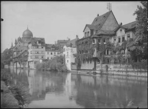 Nürnberg, Häuser am rechten Ufer der Pegnitz gegen Synagoge