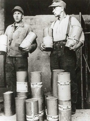Gefangene Angehörige einer KZ-Mannschaft mit dem Giftgas "Zyklon"