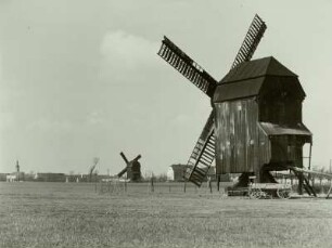 Heyda, die Tschäbitzsche Windmühle und im Hintergrund die Johnsche Windmühle