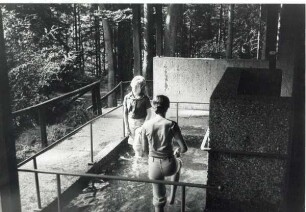 Kneipp-Tretbecken im Kneipp-Kurwald in Hiddesen;. Zwei Frauen kneippen im Wasser