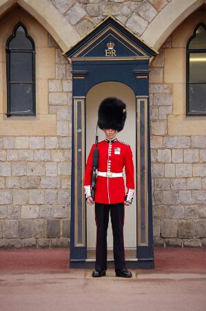 Wache : Wachsoldat im Schloss Windsor, aufgenommen im Mai 2006. Foto Uwe Gerig