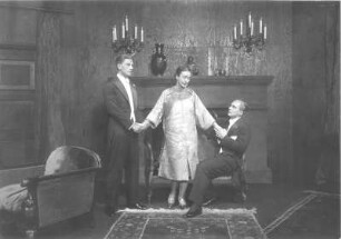 Der Herr seines Herzens. Schauspiel in drei Akten von Paul Raynal (deutsch von Stephan Hock). Staatsschauspiel Dresden, Dresdner Erstaufführung 08.09.1927 : Szene mit Felix Steinböck als Simon, Alice Verden als Aline und Adolf Wohlbrück als Henry