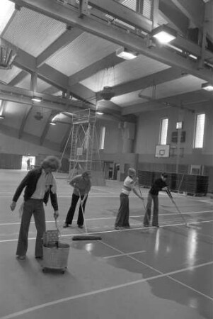 Baufertigstellung der Sport- und Mehrzweckhalle "Rheinstrandhalle" Daxlanden in der August-Dosenbach-Straße