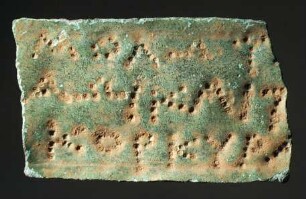 Kleines Fragment einer griechischen Inschrift, die Buchstaben in Punkten eingeschlagen