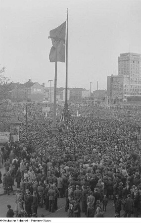 Blick auf den Karl-Marx-Platz (heutiger Augustusplatz) während der Kundgebung