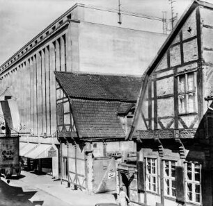 Neubau : Großer Neubau neben alten Fachwerkhäusern
