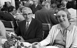 Nobelpreisträgertagung 1960 Mediziner; Bayrisches Frühstück am Tisch: William P. Murphy, Frau ?