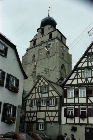 Herrenberg: Stiftskirche hinter Fachwerkhäusern