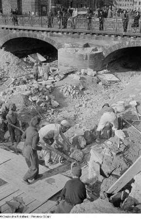 Zuschütten des Flussbetts der Pleiße