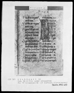 Liber Litaniorum et Benedictionum (Sammelhandschrift) — Litaneien, Folio 1recto-28verso — ---, Folio ---Initiale K (yrieleison); unten heiliger Abt mit Buch, oben singender Kleriker, Folio 12recto
