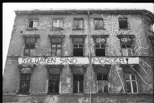 Fassade mit Spruchband "Soldaten sind Mörder"