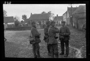 Metz-en-Couture (Dep. Pas-de-Calais, Frankreich): Soldaten mit Pickelhaube und leichtem Marschgepäck auf einem morastigen Ortsplatz