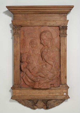 Muttergottes, das vor ihr liegende Jesuskind anbetend, mit Johannesknabe und zwei Engeln in architektonischer Rahmung, nach italienischem Relief in der Art des Antonio Rosselino: