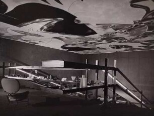 XII. Triennale Mailand, Int. Ausstellung "Glas und Stahl", Treppe und Gefäße