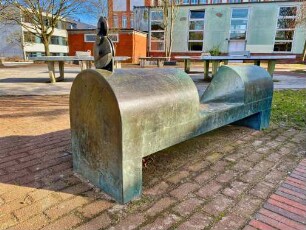 Bad Oldesloe: Theodor-Mommsen-Schule: Heinrich-Vogler-Sporthalle: Bronzeplastik Sportler und Kampfrichterbank des Bildhauers Georg Engst