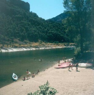 Ardéche-Tal. Sandstrand mit Urlaubern