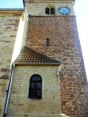 Kirchturm von Süden (Chorturm mit Turmchor)-im Mittelgeschoß Schlitzscharte-sowie Sakristei (Barock erneuert)