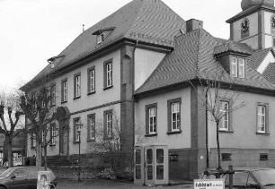 Kath. Pfarrhaus (Pfarrhaus); Burghaun, Marktplatz 7, Marktplatz 8