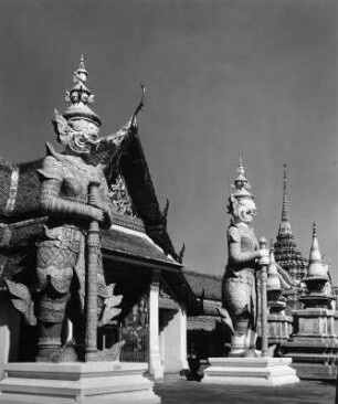 Reisefotos Thailand. Bangkok. Großer Palast (1782 begonnen). Teilansicht mit Wächterfiguren