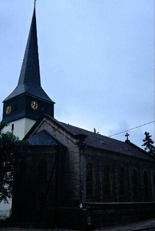 Dorfkirche von Nordost: Langhaus, Turm und Apsis