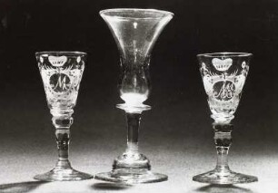 Kelchglas mit Monogramm M und Kelchglas ohne Dekor und Kelchglas mit Monogramm MA
