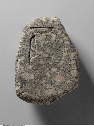 Stein mit zwei Hieroglyphenzeichen