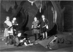 Ein Sommernachtstraum. Komödie in drei Akten von William Shakespeare mit Musik von Felix Mendelssohn Bartholdy. Staatsschauspiel Dresden, Neueinstudierung 12.06.1930 : Szene mit Walther Kottenkamp als Squenz, Tom Farecht als Schlucker, Frank Ostwald als Schnock, Friedrich Lindner als Zettel, Paul Hoffmann als Flaut und Martin Hellberg als Schnauz