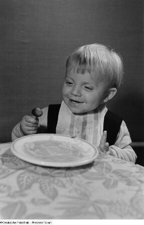 Ein Kind beim Verzehr von Nudelsuppe
