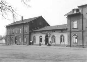 Bahnhof (um 1880), Empfangsgebäude : Rochlitz. Bahnhof (um 1880), Empfangsgebäude. Stadtseite