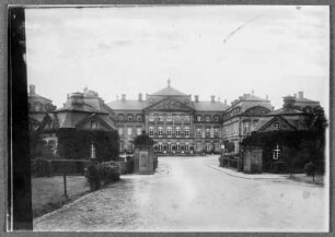 Arolsen. Schloß (1710- 1729; J. L. Rothweil). Gesamtansicht von Süden