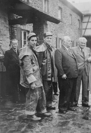Wilhelm Pieck mit Max Seydewitz (rechts) und Kumpel der Wismut im Arbeiterheim Bermsgrün : Wilhelm Pieck mit Max Seydewitz (rechts) und Kumpel der Wismut im Arbeiterheim Bermsgrün
