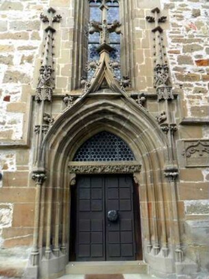 Rieden-Langhaus Traufseite Süd-Portal mit profiliertem und reich ornamentiertem Gewände (Spätgotische Manier) in Übersicht