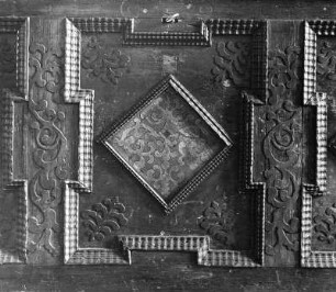 Truhe mit geschnitzen ornamentalen Feldern und Intarsien. Einzelfeld