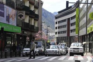 Andorra la Vella - Autoverkehr : Autoverkehr in einer schmalen Innenstadtstraße. Aufgenommen im Geschäftszentrum der Hauptstadt Andorra la Vella am 17. April 2012