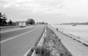 Erbach: Autostraße am Rhein, Straße und Fluss
