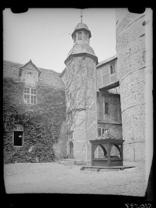Falkenstein/Harz, Burghof mit Brunnen