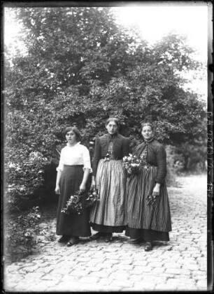 Drei Frauen in Tracht