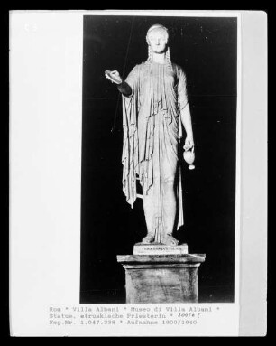 Statue, etruskische Priesterin