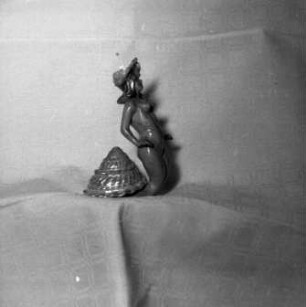 Wurzelmann. Figur eines knienden weiblichen Aktes