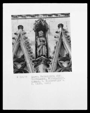 4. Nischenfigur eines Heiligen