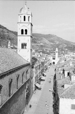 Dubrovnik: Rundgang auf der Stadtmauer, Stradun vom Pile Tor mit Turm der Franziskanerkirche