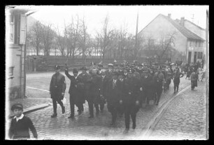 Männer in Zivil bei Wehrmachtsmilitärparade (am Eingang von der Packhofstraße in die Eichelgasse)