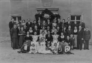 Hochzeit : Gruppenaufnahme einer Hochzeitsgesellschaft