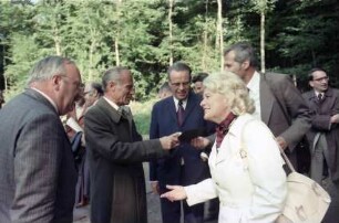 Freiburg: Gruppen im Wald, Prof. Sauer, Oberbürgermeister, Werner, Goldschagg