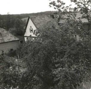 Trieb-Schönau (Falkenstein-Schönau), Treuener Straße 9. Ehem. Bauerngut. Wohnstallhaus. Gartenansicht (Teilansicht)