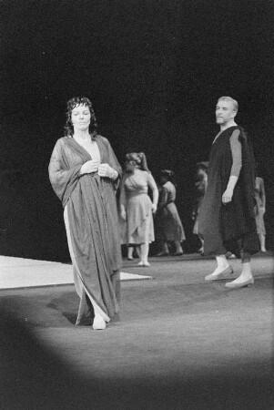 Szenenbilder aus "Die Frauen von Trachis" von E. Pound frei nach Sophokles, Übersetzung E. Hesse, Regie H. Lietzau, Schiller-Theater Berlin, 1959