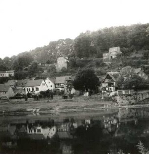 Stadt Wehlen, Mennickestraße 7-17. Wohnhäuser. Blick über die Elbe nach Norden