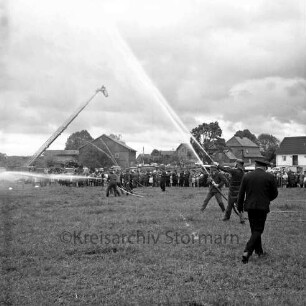 Schlamersdorf: Amtsfeuerwehrfest: Wettlöschen: im Vordergrund Freiwillige Feuerwehr Schlamersdorf als schnellste Wehr