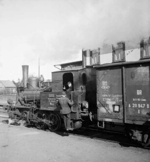 Bahnhof Trittau: Lokomotive der Südstormarnschen Kreisbahn vor dem Bahnhofsgebäude